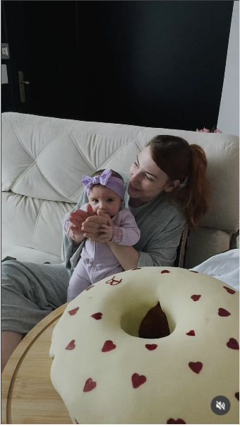 Luisa com um bolo preparado para uma ocasião real
