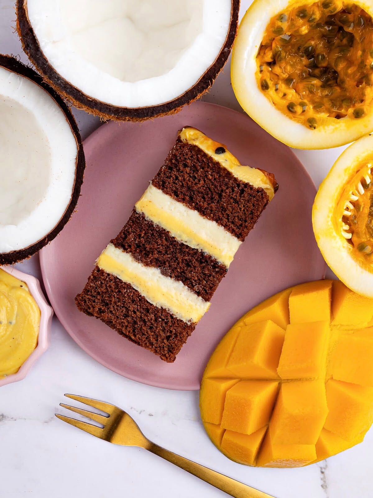 Bolo de chocolate com frutas tropicais