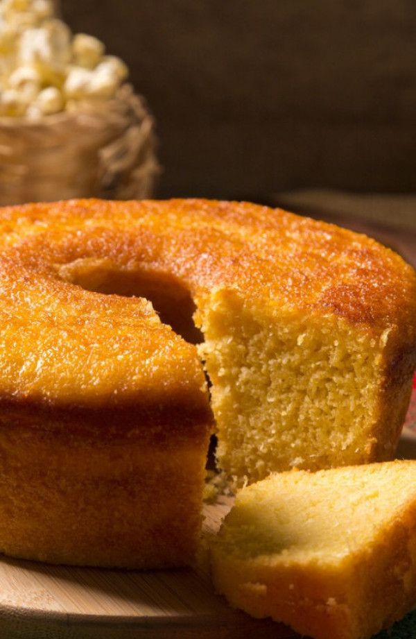 Bolo dourado em fotografia gastronômica